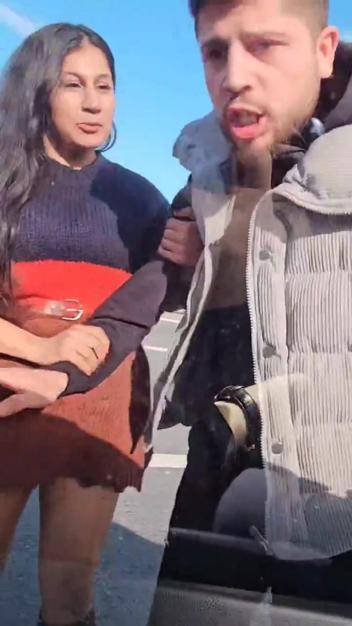 TEM Otoyolunda öfkeli sürücü yolunu kestiği otomobilin camını yumrukladı