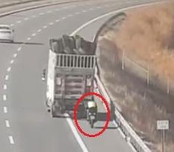 Kamyonetin arkasına bağlanan motosikletle ilerleyen sürücülere para cezası