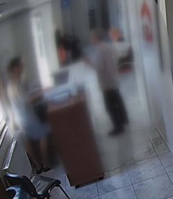 Aile Sağlığı Merkezinde fazla beklediğini öne süren kişi, masalara vurup etrafı dağıttı