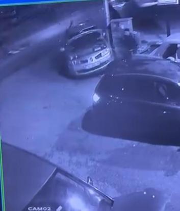 Tamir sırasında otomobile, başka bir araç çarptı; kaza kamerada