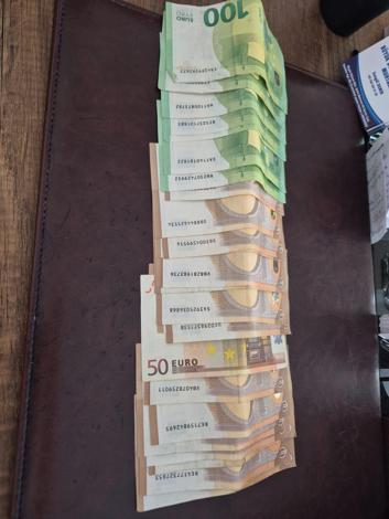 8 yaşındaki Nida Nur, bulduğu içinde 1700 avro olan cüzdanı sahibine teslim etti