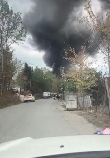 Arnavutköyde plastik ayakkabı malzemeleri üretilen depoda çıkan yangın söndürüldü