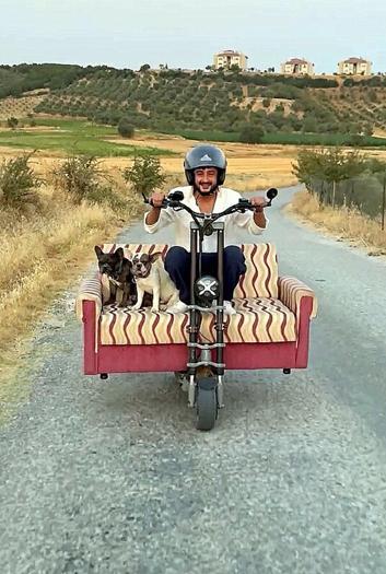 Çift kişilik koltuk monte ettiği skuter ile köpekleriyle yolculuk yaptı
