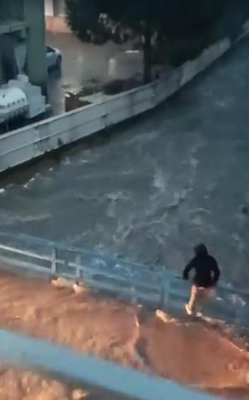 İzmirde sağanak etkili oldu