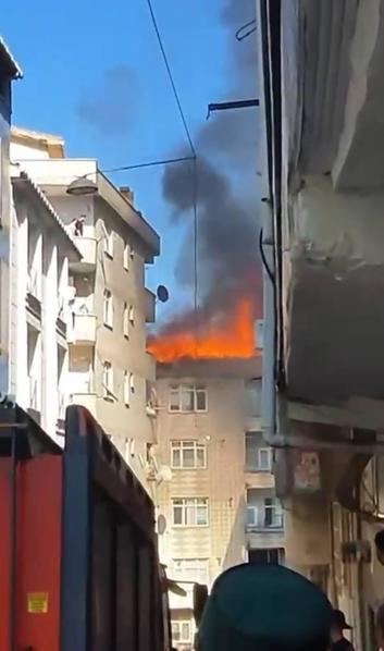 Esenler’de 5 katlı binanın çatısında çıkan yangın söndürüldü