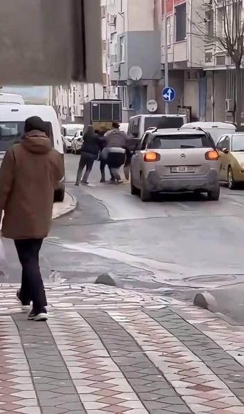 Sultangazi’de davulcuların yumruk yumruğa kavgası kamerada