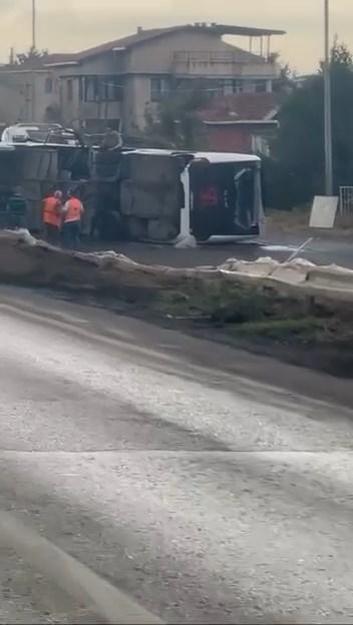 Büyükçekmece’de servis otobüsü devrildi: 18 yaralı