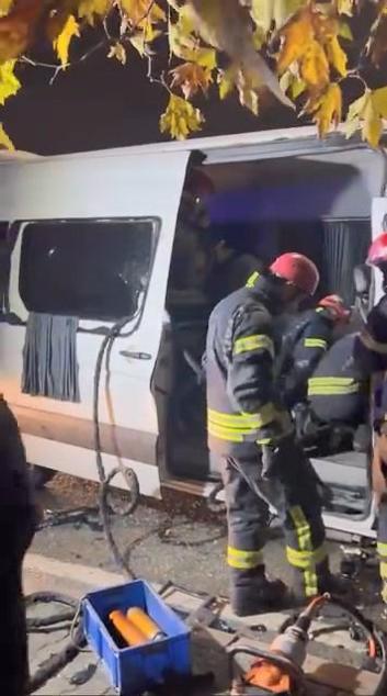 İşçileri taşıyan minibüs, TIRa arkadan çarptı: 9 yaralı