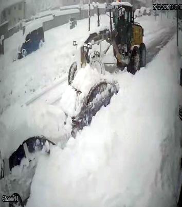 İş makinesinin yol temizliği sırasında kara gömülen otomobile çarptığı kaza kamerada