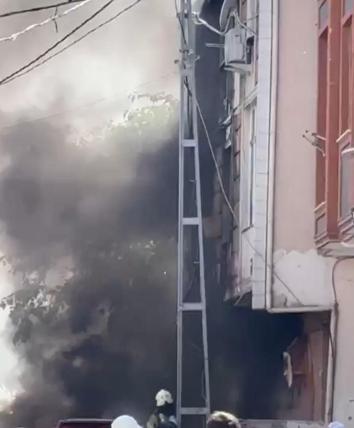 Arnavutköyde park halindeki araç alev alev yandı; yangın bitişikteki binaya sıçradı