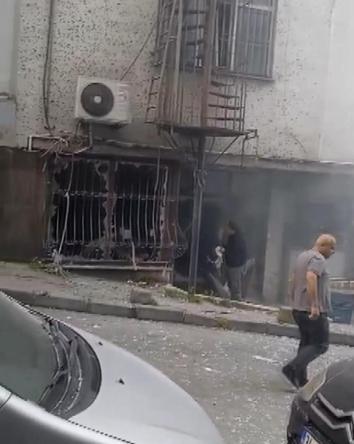 Güngörende iş yerindeki patlama kamerada: Gazetecilere saldırdılar