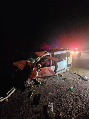 Bursa’da hafif ticari araç ile TIR kafa kafaya çarpıştı; 6 yaralı