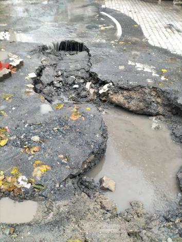 Küçükçekmecede yağışın ardından çöken yola 2 kişi ve 2 hafif ticari araç düştü