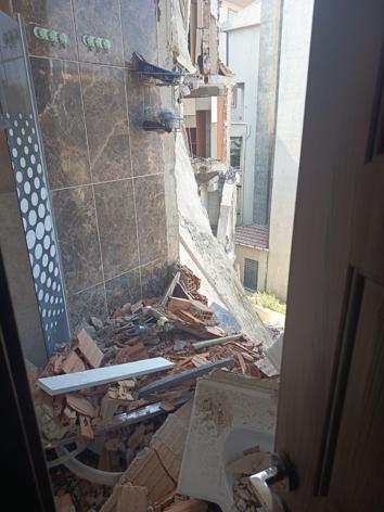 Beylikdüzü’nde kontrollü yıkım sırasında, bitişikteki binaya hasar verildi: Geldim, banyo yerinde yok