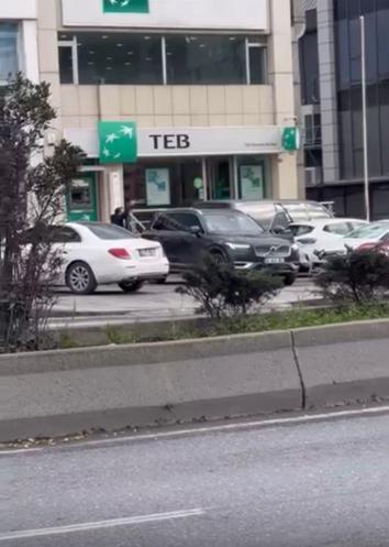 Başakşehirde bankadan para çeken kişinin çantasını almak istediler; havaya ateş açılınca kaçtılar