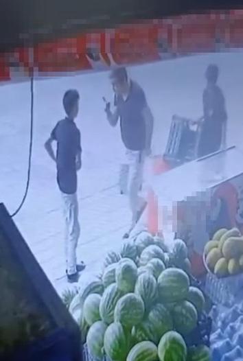 Bekçi, market çırağını darbetti; o anlar kamerada