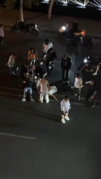 Beşiktaş’ta ters yönden gelen motosikletle kafa kafaya çarpıştı: 2’si ağır 3 yaralı; kaza kamerada