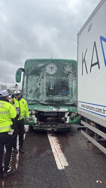 Konyaspor U-19 futbol takımını taşıyan otobüs kaza yaptı; 3 yaralı