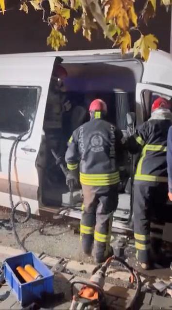 İşçileri taşıyan minibüs, TIRa arkadan çarptı: 9 yaralı