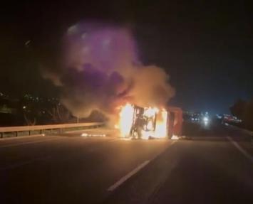 Osmaniye’de devrilen TIR, alev alev yandı