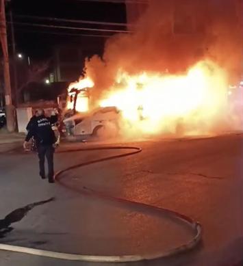 Midibüste çıkan yangın, park halindeki 5 motosiklete de sıçradı