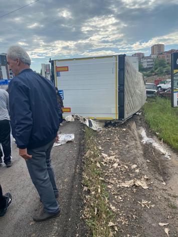 TIR, otomobille çarpıştıktan sonra devrildi: 6 yaralı