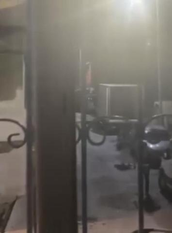Esenlerde hakkında kayıp ihbarı olan kız, polisi görünce boğazına bıçak dayadı