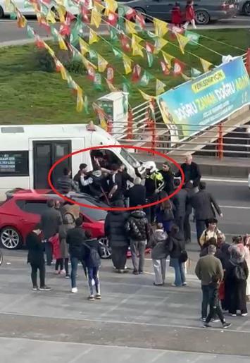 Tartıştığı polislerin üzerine otomobil sürüp, bir kişiye çarparak kaçtı; o anlar kamerada