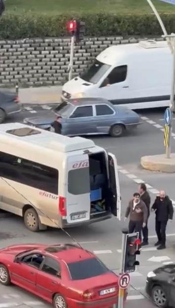 Pendikte kırmızı ışıkta iki sürücü arasındaki yol verme kavgası kamerada