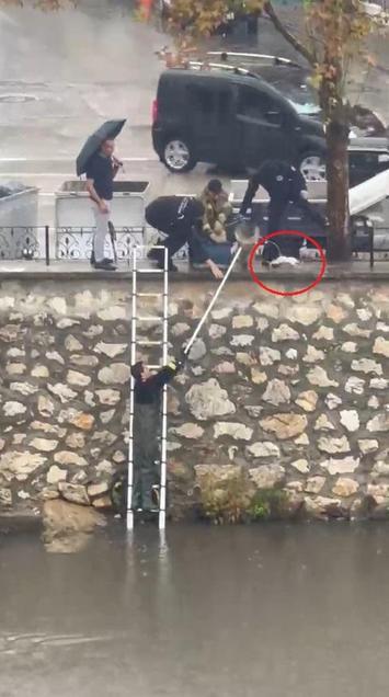 Yağmurda dereye sürüklenen yavru kediyi kurtarmak için zamanla yarıştılar