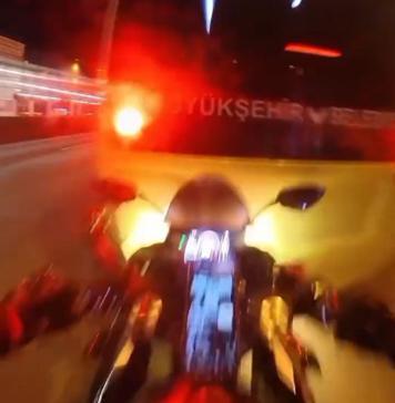 Allahım sana geliyorum diyen motosikletlinin kaza yaptığı anlar kamerada