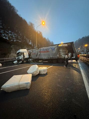 Makaslama yapıp, yolu kapatan TIRa otomobil çarptı