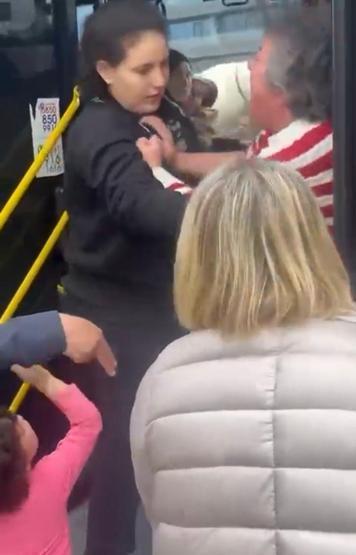 Bursada belediye otobüsündeki yer kavgası kamerada