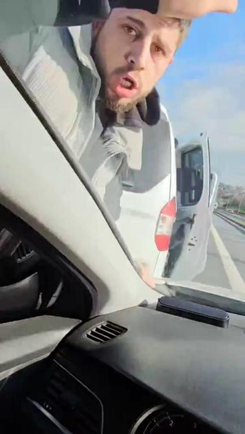 TEM Otoyolunda öfkeli sürücü yolunu kestiği otomobilin camını yumrukladı
