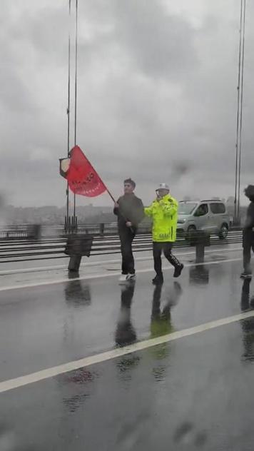 15 Temmuz Şehitler Köprüsünde trafiği kapatıp izinsiz gösteriye yapmak isteyenlere müdahale
