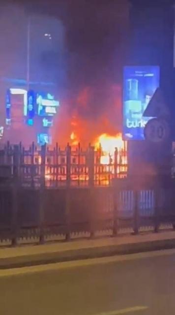 Şişli’de turistleri taşıyan tur otobüsü yandı; alevler 3 otomobile sıçradı