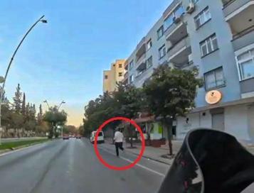 Bahşiş almak için metrelerce koşup, gelin arabasının kaputuna atladı