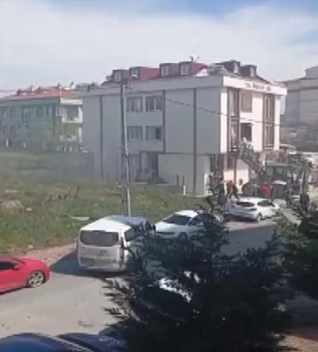 Arnavutköy’de binada çıkan yangında mahsur kalanlar kepçeyle kurtarıldı