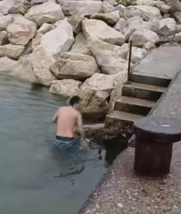 Soğuk havaya aldırmadan denize girip, yüzdü