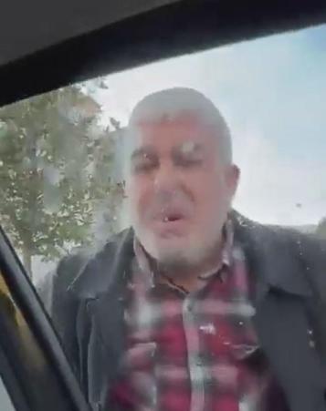 Başakşehirde cipin önünü kesen minibüs sürücüsü, aracın camına tükürdü