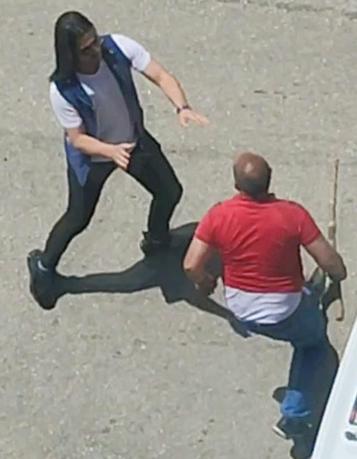 Otomobil sürücüsü ile motosikletlinin kavgasına sivil polisler müdahale etti