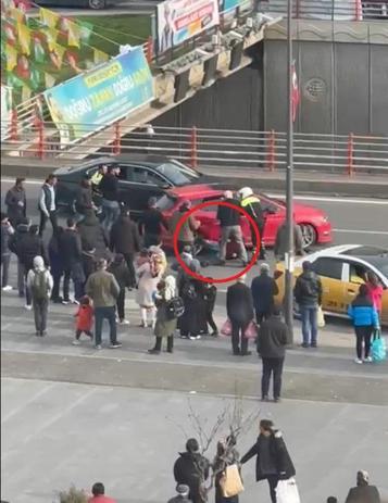 Tartıştığı polislerin üzerine otomobil sürüp, bir kişiye çarparak kaçtı; o anlar kamerada