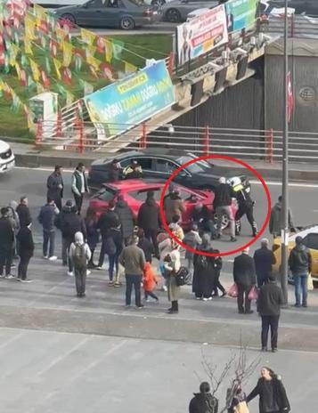 Tartıştığı polislerin üzerine otomobil sürüp, bir kişiye çarparak kaçtı; o anlar kamerada