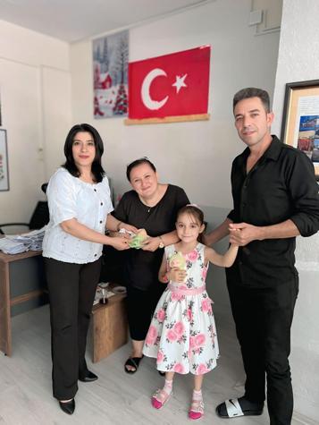 8 yaşındaki Nida Nur, bulduğu içinde 1700 avro olan cüzdanı sahibine teslim etti