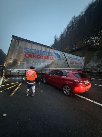 Makaslama yapıp, yolu kapatan TIRa otomobil çarptı