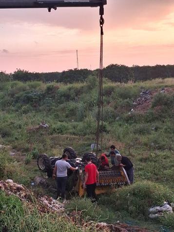 Devrilen traktörün altında yaşamını yitirdi