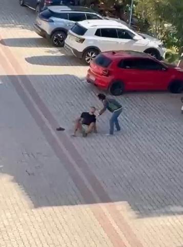 Annesiyle gönül ilişkisi olduğunu iddia ettiği kişiyi 22 bıçak darbesiyle öldürdü