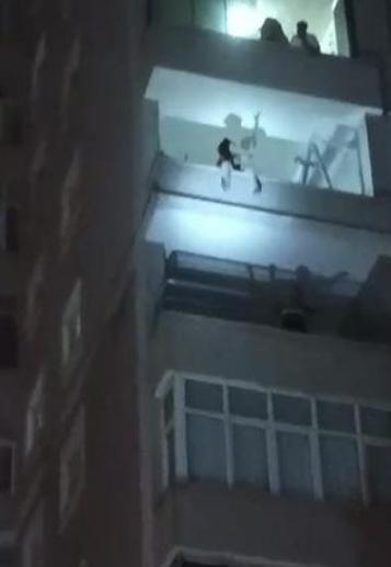 Beylikdüzü’nde balkon duvarına çıkıp dans eden kadın mahalleyi ayağa kaldırdı