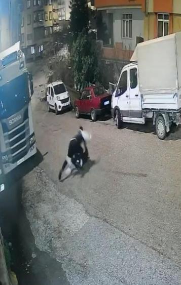 Birlikte içki içerken tartıştı, evinden çağırıp bıçakladı