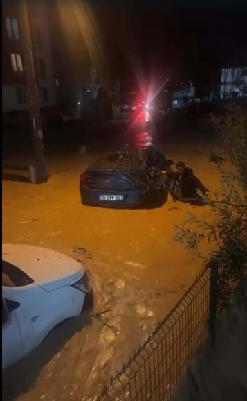 İzmiri sağanak vurdu; 320 konut, 78 iş yeri ve 5 kamu binasını su bastı